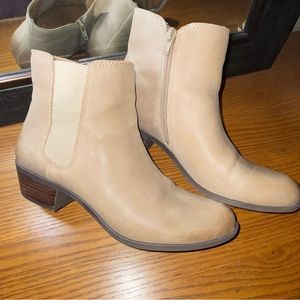 LIKE NEW Lucky Brand Taupe Chelsea Boots Size 7.5